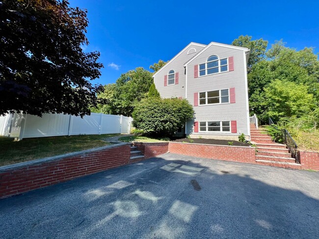 Building Photo - AVAIL. 11/1: 5 BED 3.5 BATH (SINGLE FAMILY...