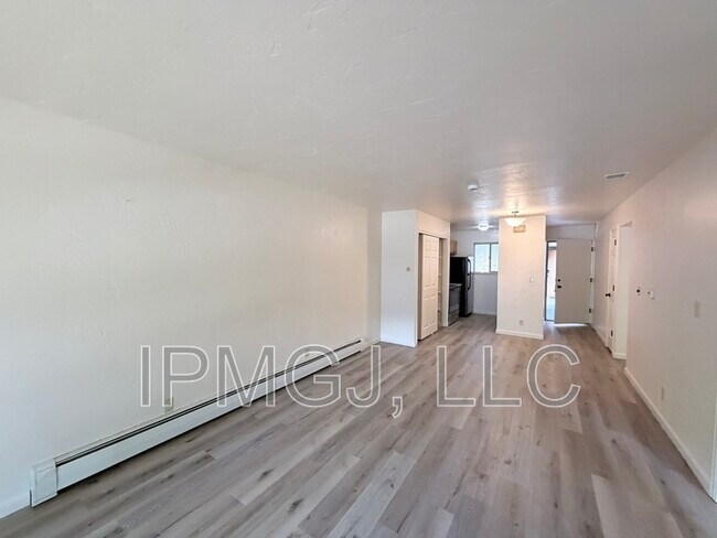 Foto del edificio - 3150 Lakeside Dr