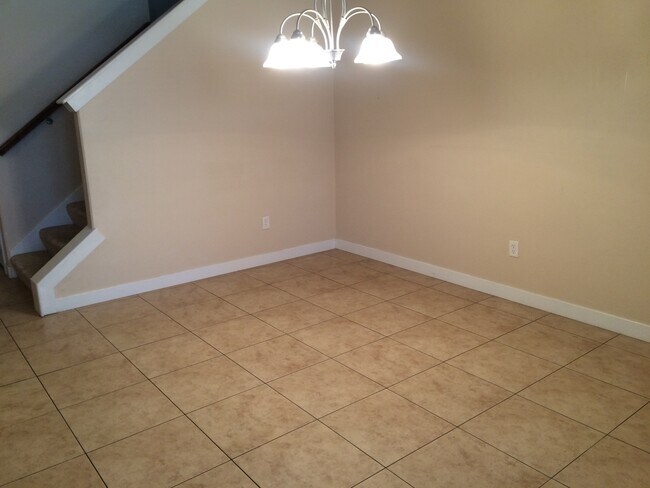 Building Photo - Luxury 3 Bedroom Townhome Available Now!!
