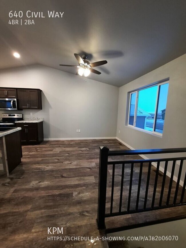 Building Photo - * PENDING APPLICATION * 4 BED | 2 BATH | D...