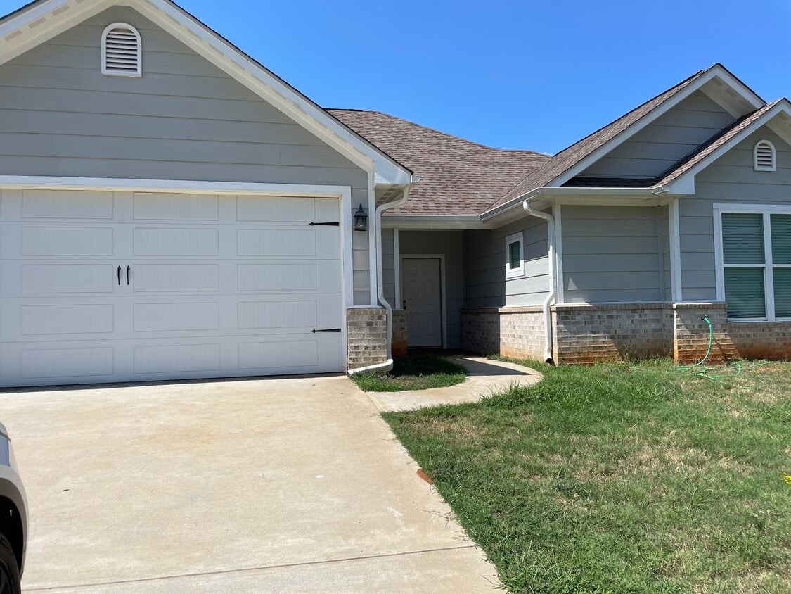 Foto principal - 3 bedroom plus a bonus room 2 bath PTISD