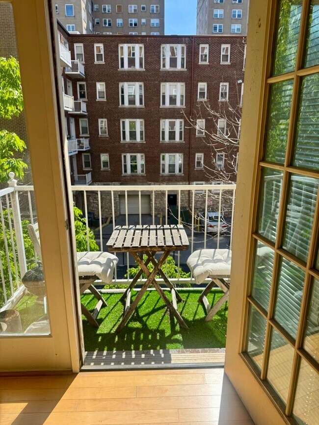 Foto del edificio - 5330 Pershing Ave