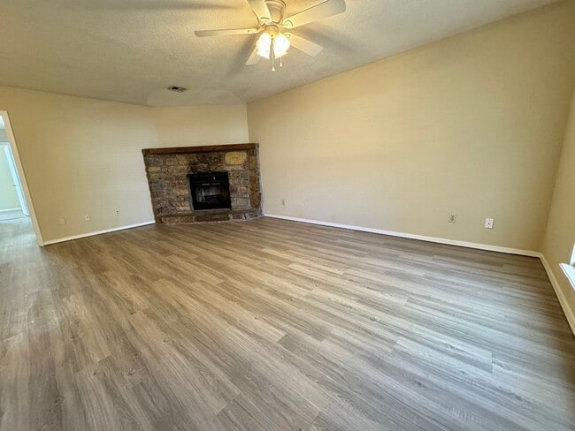 Building Photo - 3 bedroom 2 bathroom home Near In Broken A...