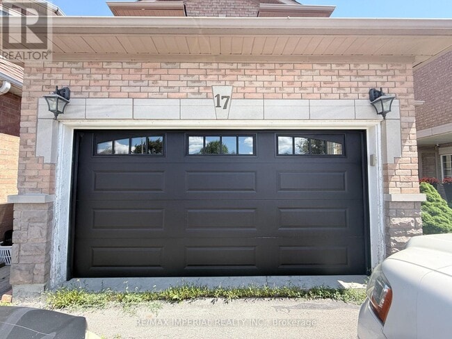 Building Photo - 17 Deerwood Crescent