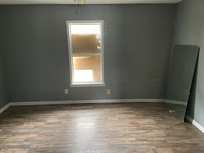 Building Photo - 558 E 78th St