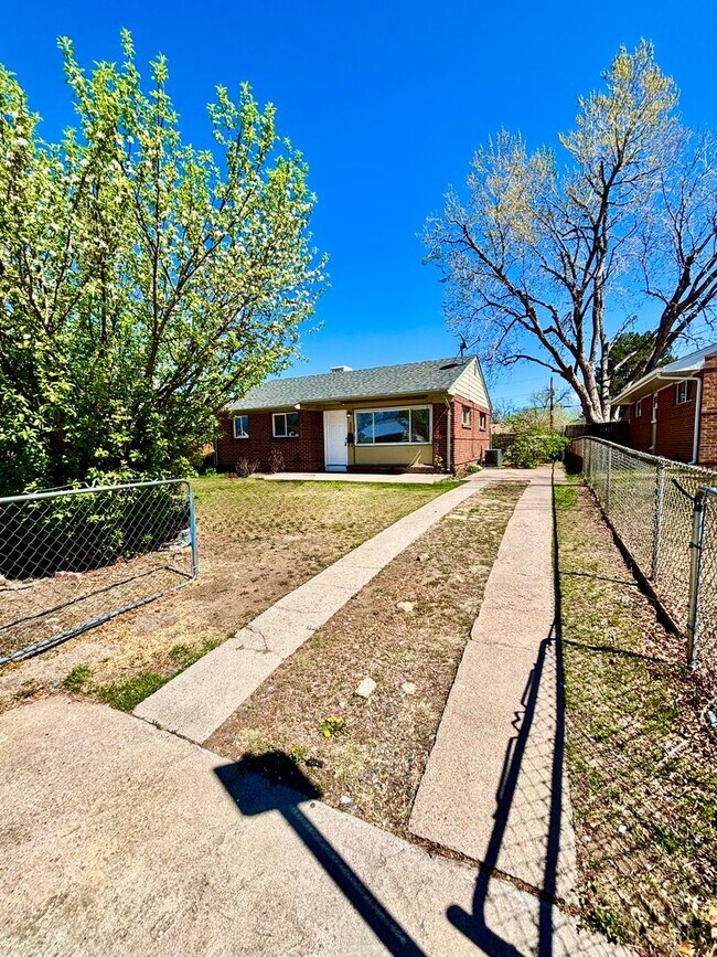 Building Photo - Remodeled Denver Park Hill 2-Bed Home Near City Park & Transit! Available Now!!