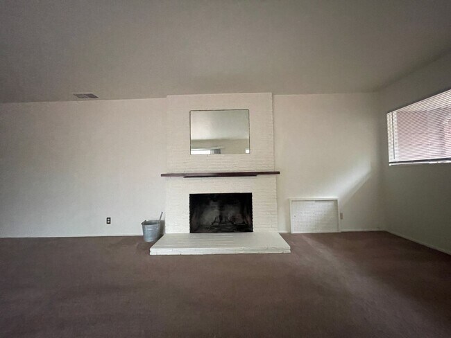 Building Photo - Charming Pet Friendly, 3-Bedroom 1-Bath, p...