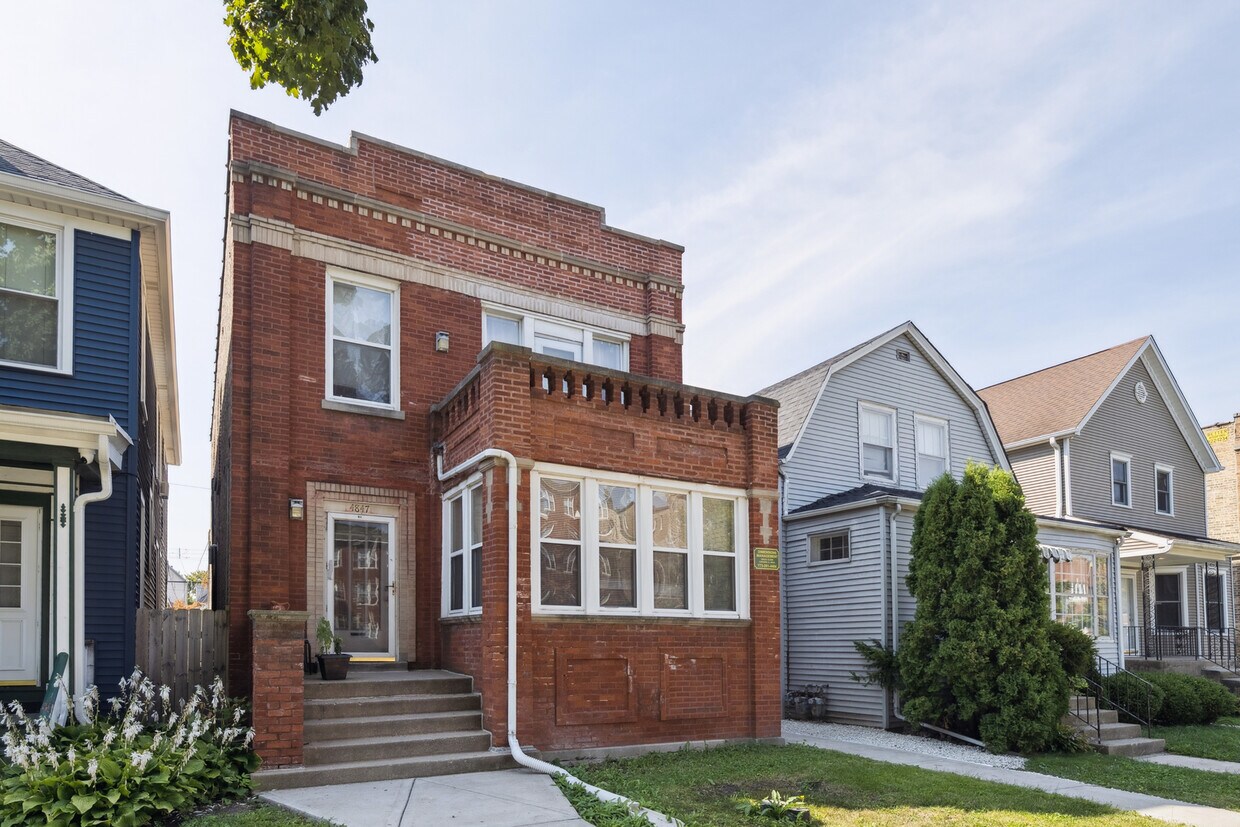 Primary Photo - 4847 W Hutchinson St
