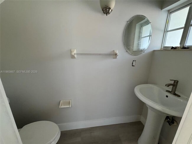 Building Photo - 5736 Tyler St