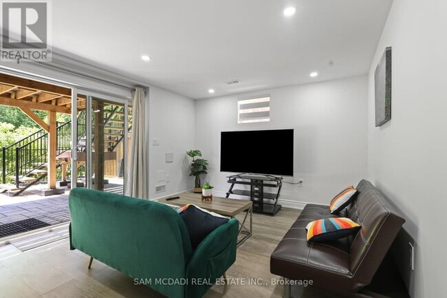 Building Photo - 837 Magnolia Tsse.