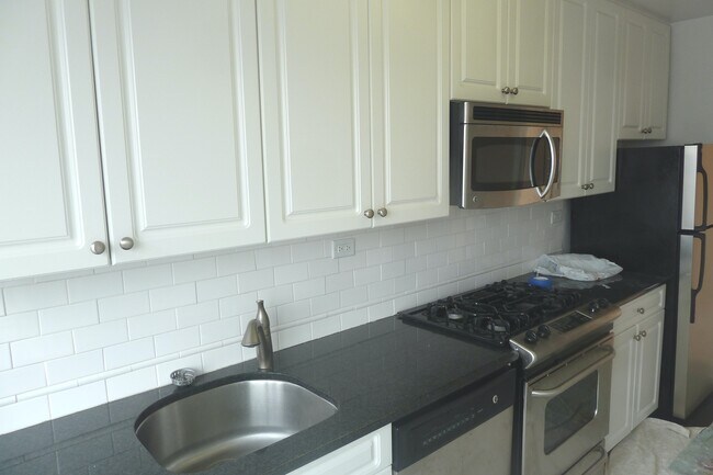 Building Photo - High Floor, Corner 2BR - 24Hr DM