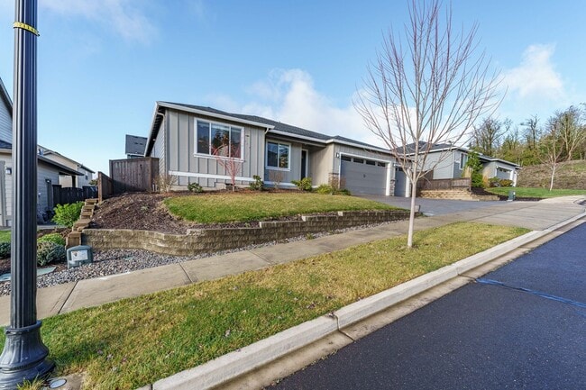 Building Photo - Charming 3-Bedroom, with Office and 2 Bath...