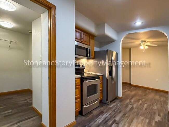 Foto del edificio - 2 bedroom 1.5 bath duplex with sunroom, 2 car garage and fenced yard