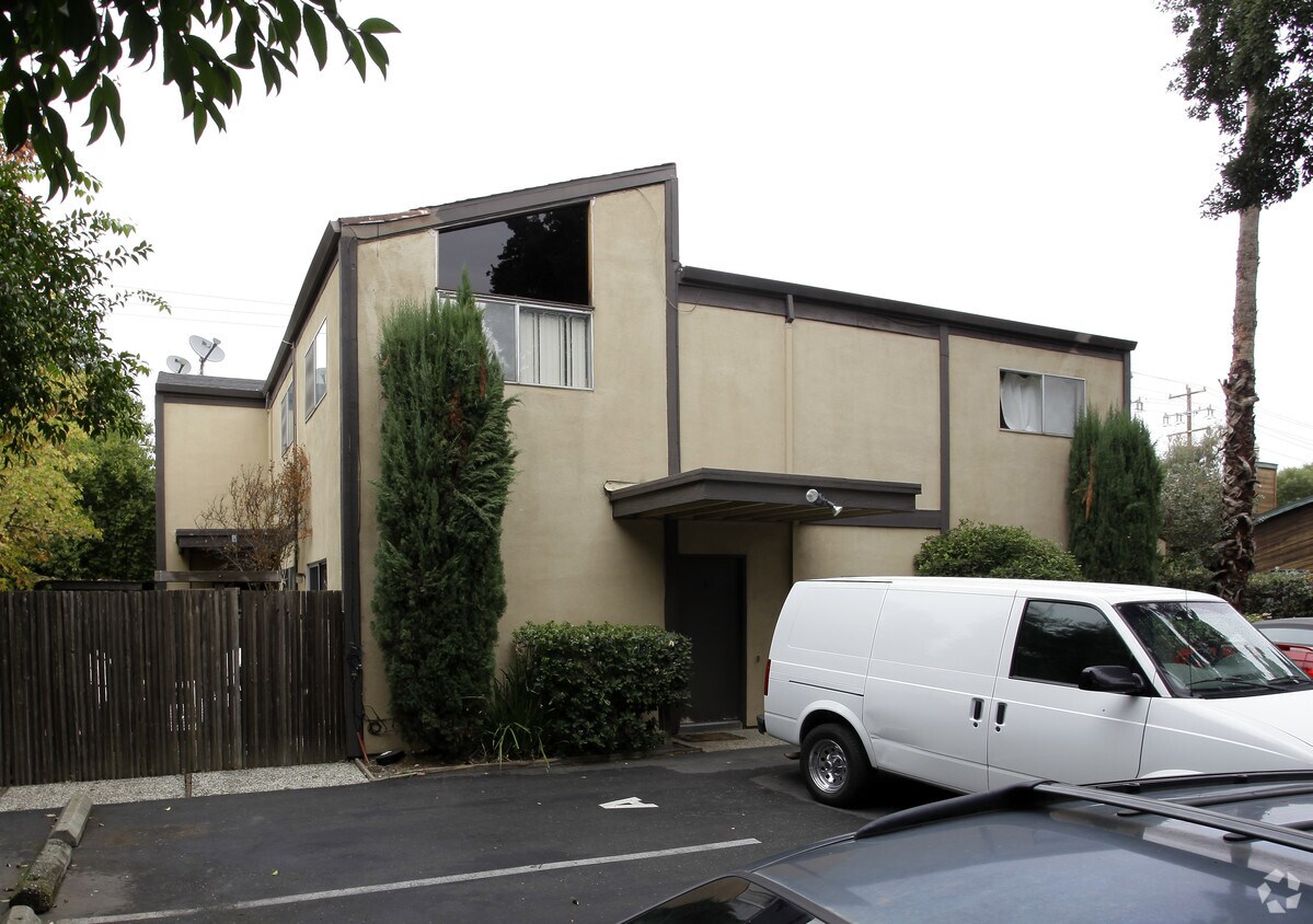 Building Photo - 1331 Drake Dr