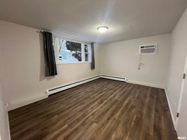 Building Photo - 1135 8th Ave