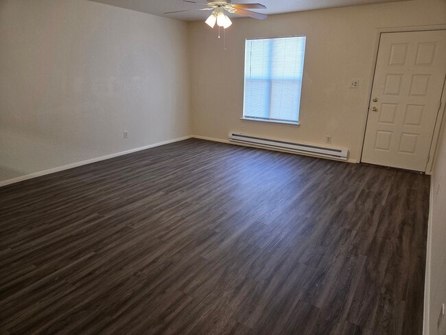 Building Photo - Cute Spacious 3 Bedroom Condo