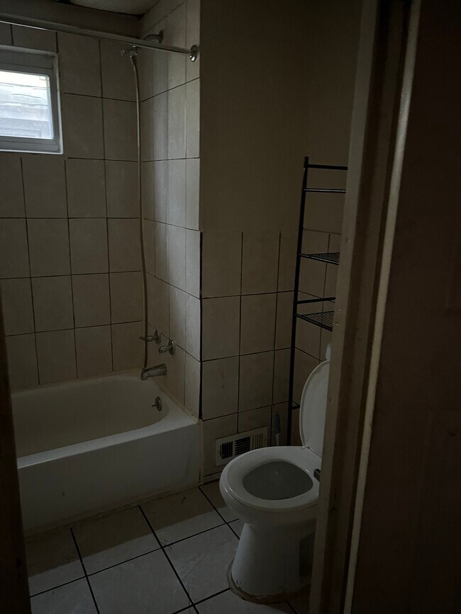 Foto del edificio - 35 Poultney Ave