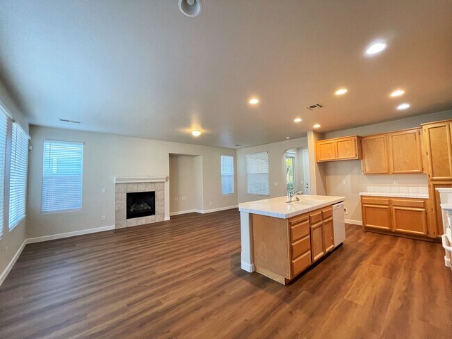 Building Photo - Rejuvenated, Adorable 3 bedroom, 2 bath Na...