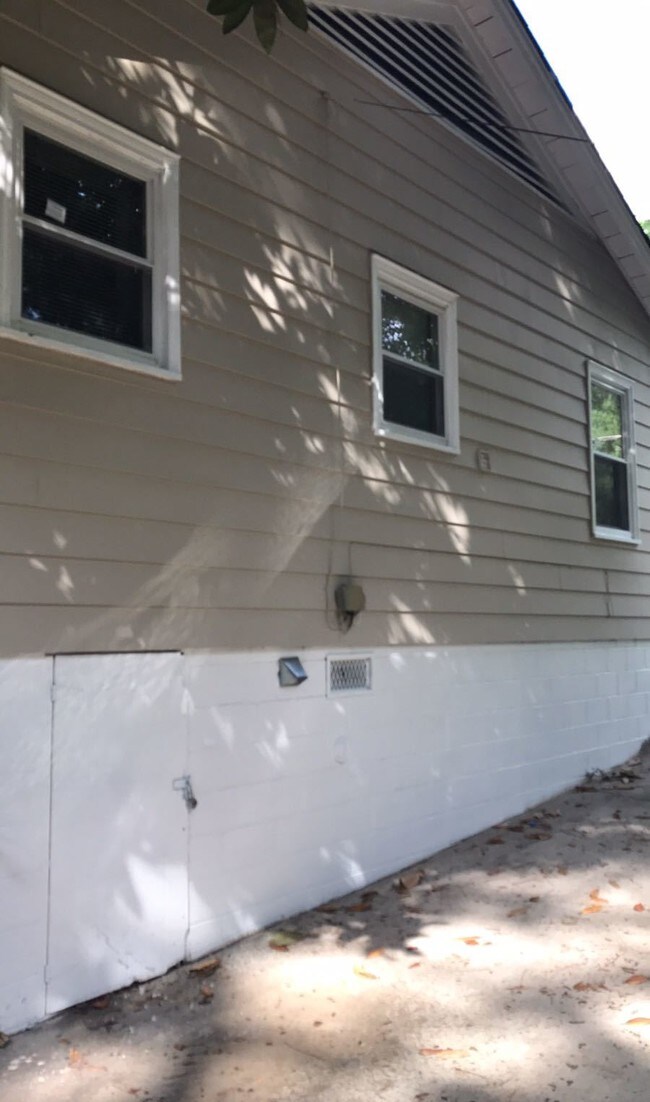 Building Photo - 4673 Lake Cir
