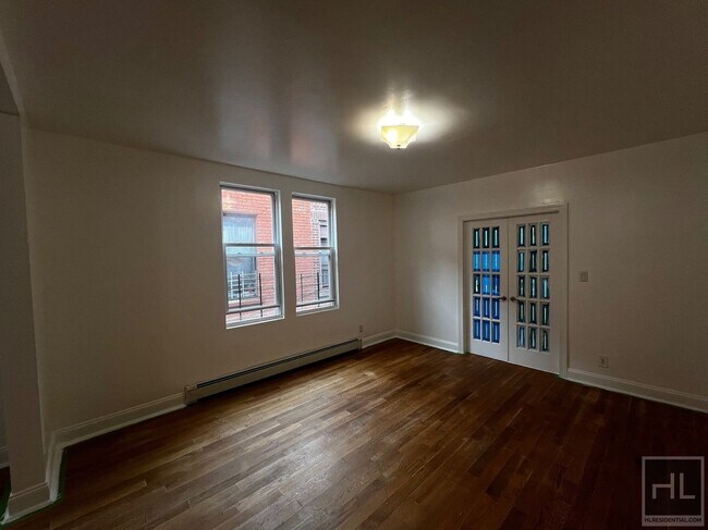 Building Photo - Spacious Fully Renovated 4-Bedroom in Sout...