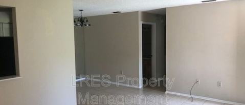 Foto del edificio - 4692 Pheasant Run Dr