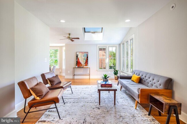 Foto del edificio - 4444 Alton Pl NW