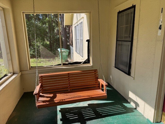 Front Porch and swing! - 1104 N Toombs St