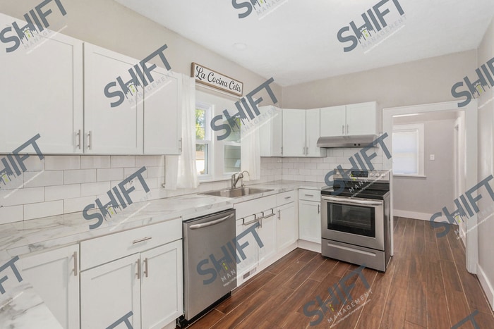 Primary Photo - 735 Davis - Gorgeous single family home