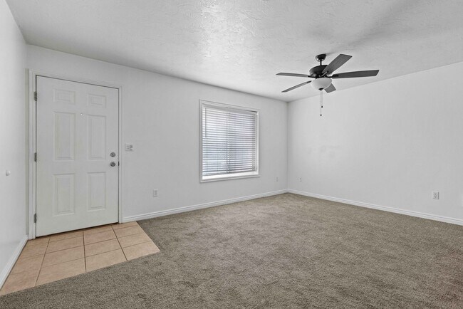 Foto del edificio - 890 Andrews Pl