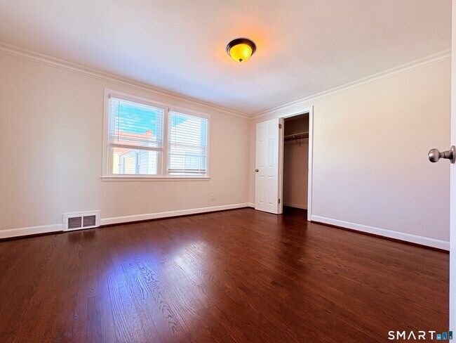 Foto del edificio - 387 Quaker Ln S