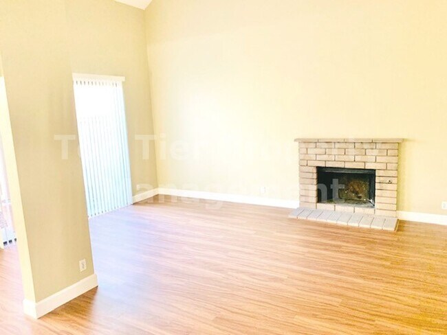 Foto del edificio - Beautifully updated 2 Bd/2 Ba, 1500 sf Walnut Creek Townhouse in desirable Rancho Dorado HOA avai...