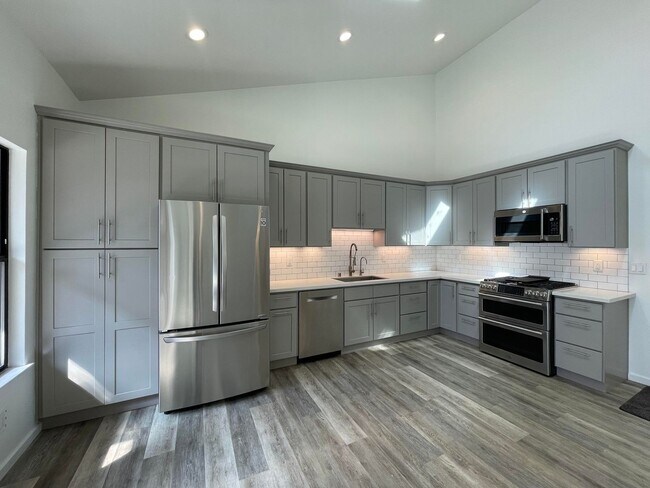 Foto del edificio - Ready Now! Charming 1-Bedroom Townhouse in...