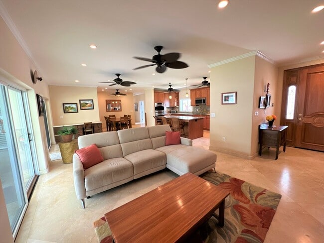 Building Photo - Gorgeous Furnished Beachside Home in Kailu...