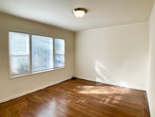 Foto del edificio - RENOVATED Top Floor. DISHWASHER! ON-SITE LAUNDRY! HARDWOOD!
