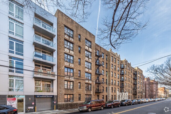 144-32 Avenida 35 - 144-32 35th Ave