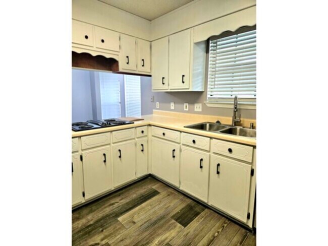 Foto del edificio - 5808 Hermitage Cir