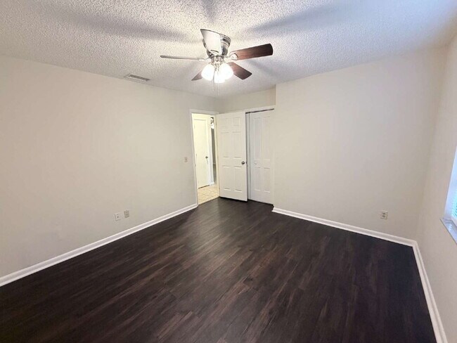 Building Photo - 2-bedroom, 1-bath half-duplex is move-in ready