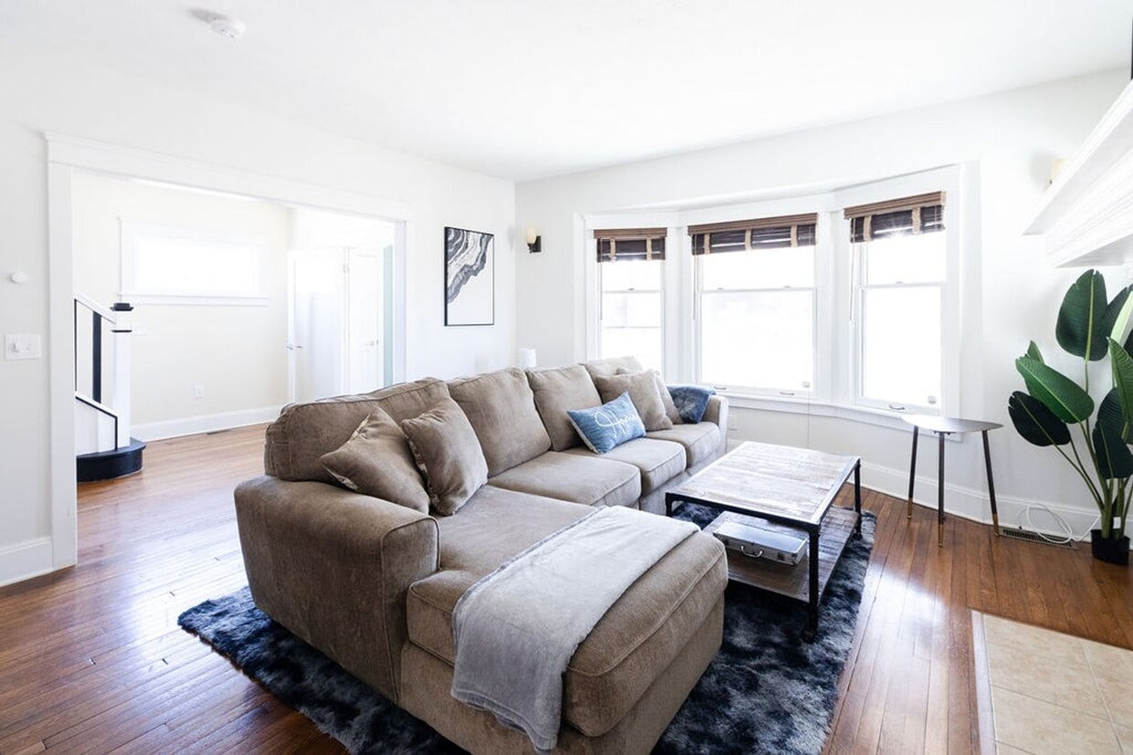 Foto principal - 1501 E 105th St