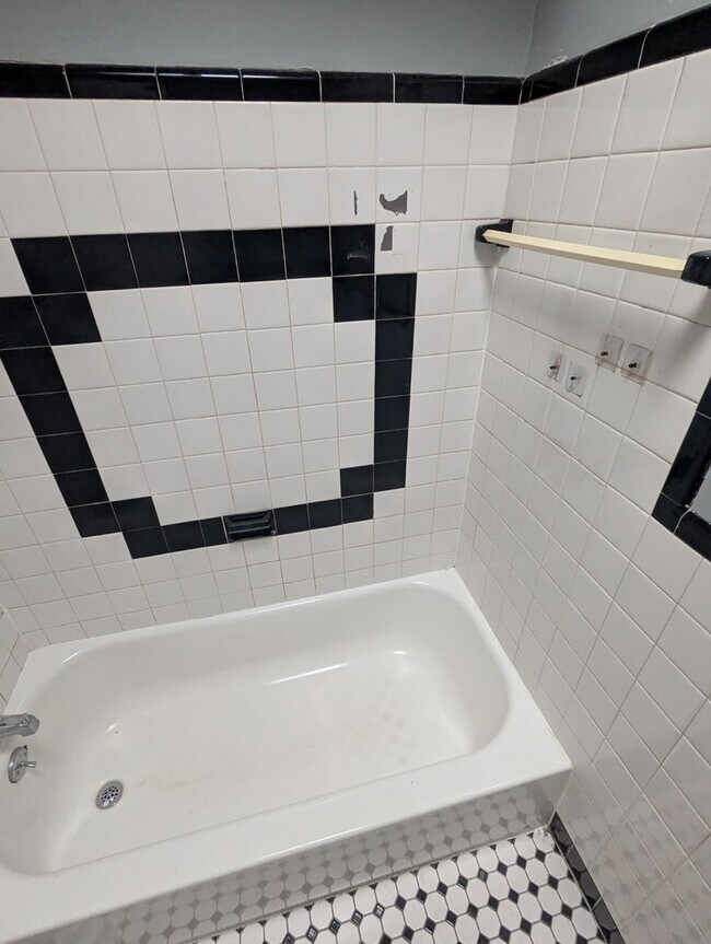 Foto del edificio - Spacious 3BR Home in Overbrook Park – Front Yard, Modern Kitchen, Washer and Dryer & Basement