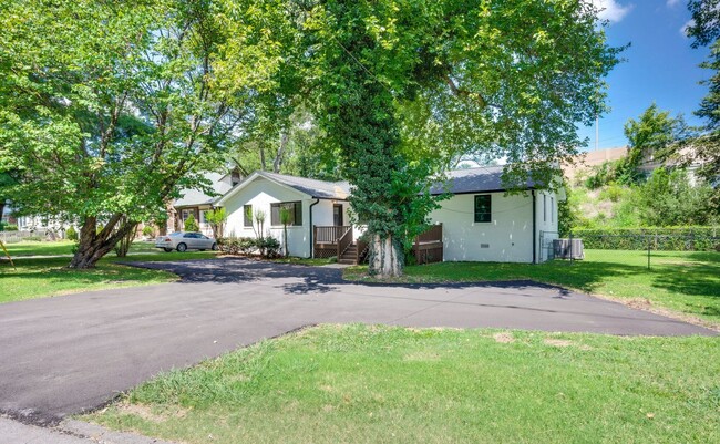 Building Photo - Great 2BE/.5BA duplex in the awesome 12th ...