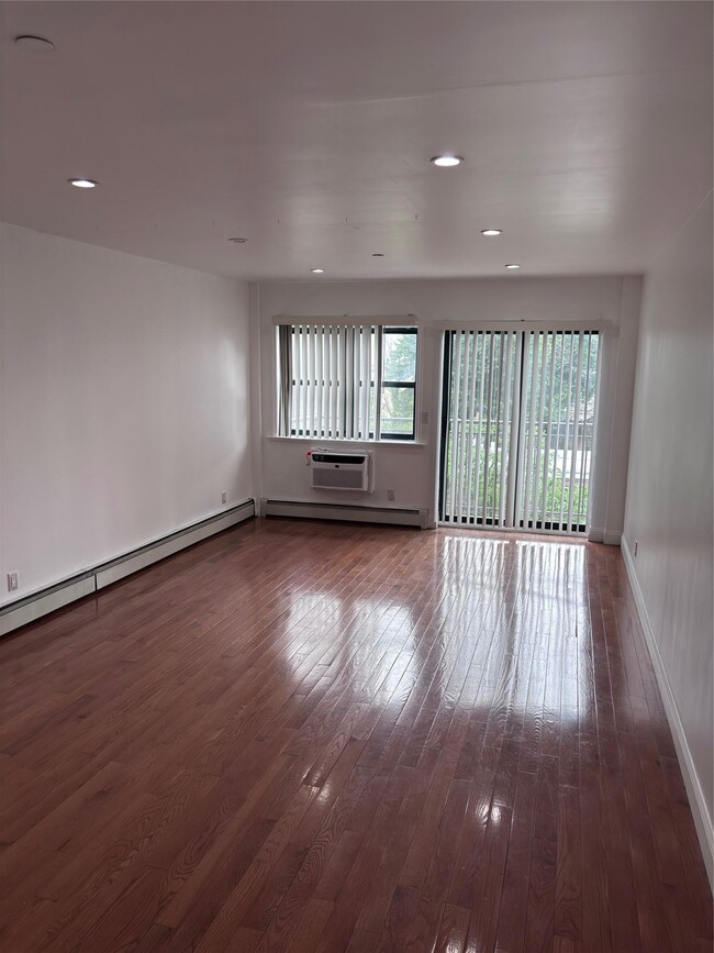 Building Photo - 27-16 41st Ave