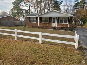 Building Photo - 220 Fairway Dr