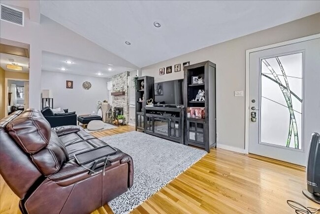 Building Photo - Immaculate 3 bedroom 3 Bathroom