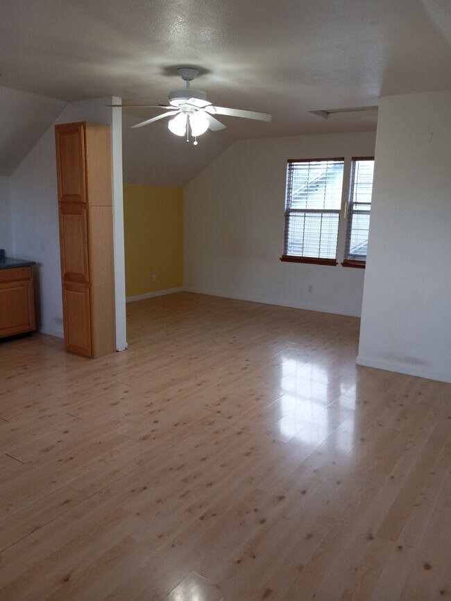 Building Photo - 400 Manzanita Way
