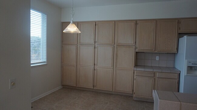 Building Photo - 3070 Creekwood Dr.