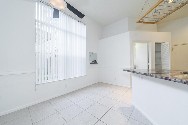 Foto del edificio - 6608 NW 24th Ave