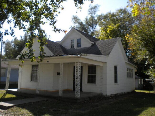 Building Photo - 1108 S Osage Ave