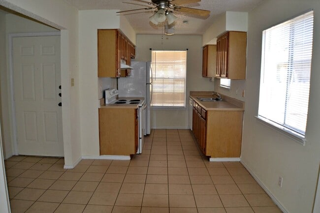 Building Photo - 2 Bedroom 1 Bath 1 car garage Duplex in De...