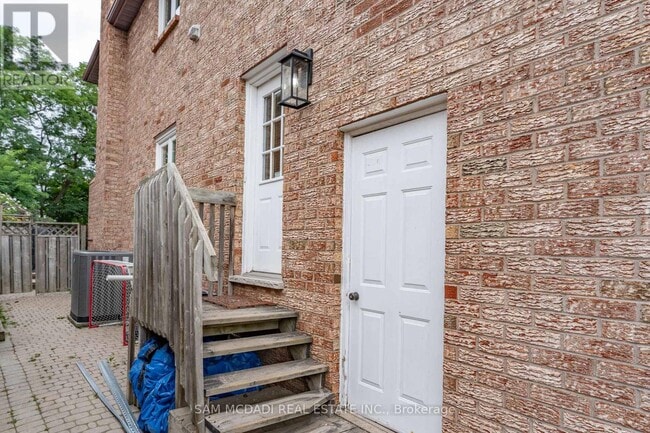 Building Photo - 1609 Hollywell Ave