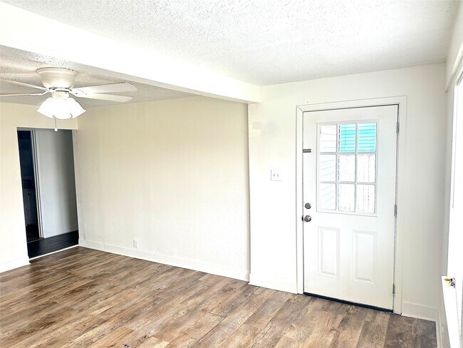 Building Photo - 1005 Avenue E 1/2